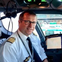 Nicolas Redier aux commandes d’un avion, portrait de son profil LinkedIn